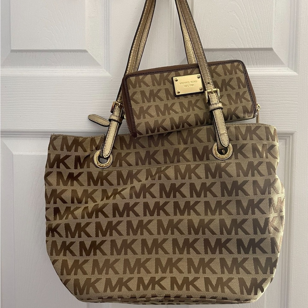 Michael kors purse and matching wallet